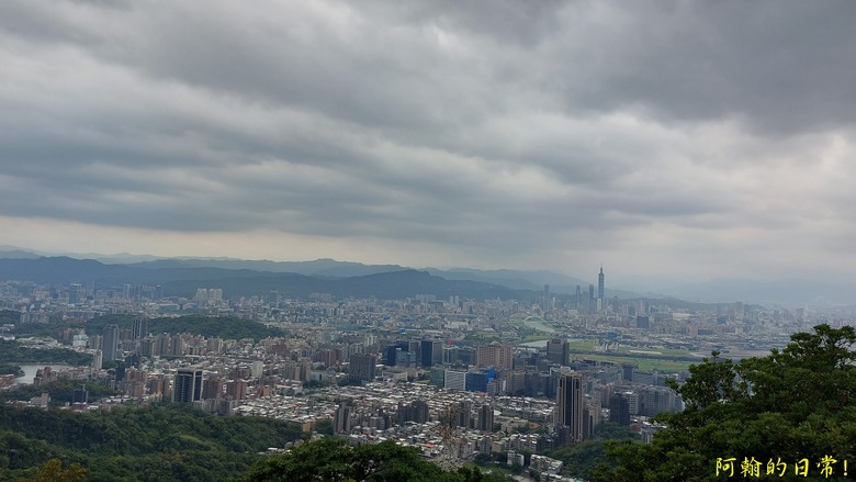 [踢不爛大地遊戲] 走岩壁上山，360度開闊視野，層層山巒、市區景色，盡收眼底 內湖金面山親山步道