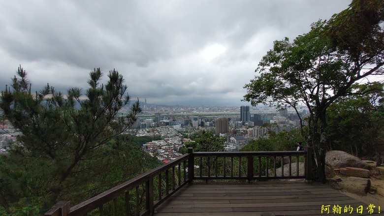 [踢不爛大地遊戲] 走岩壁上山，360度開闊視野，層層山巒、市區景色，盡收眼底 內湖金面山親山步道