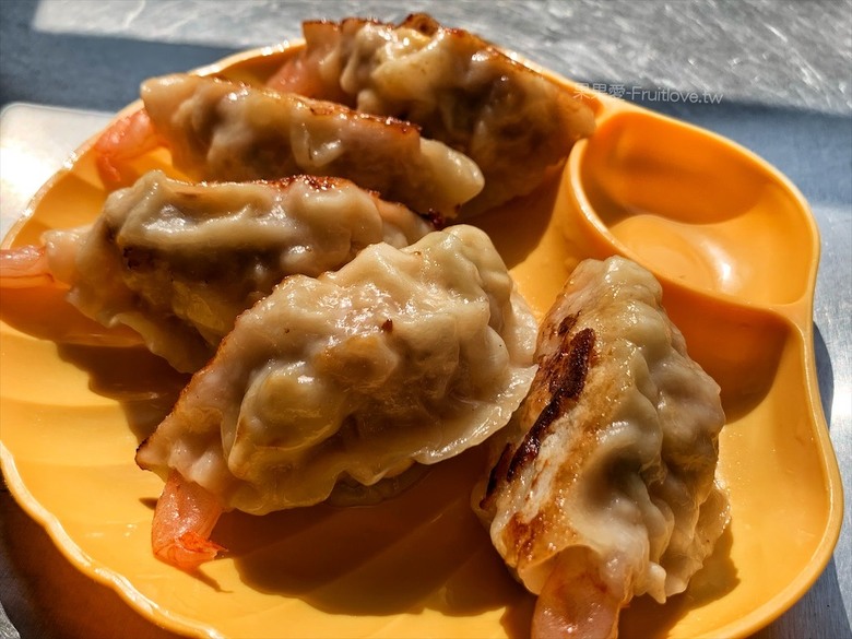 點我看大圖 小攤位大美味,整隻蝦子放進煎餃裡,每一顆都是透亮又飽滿,色香味具全
