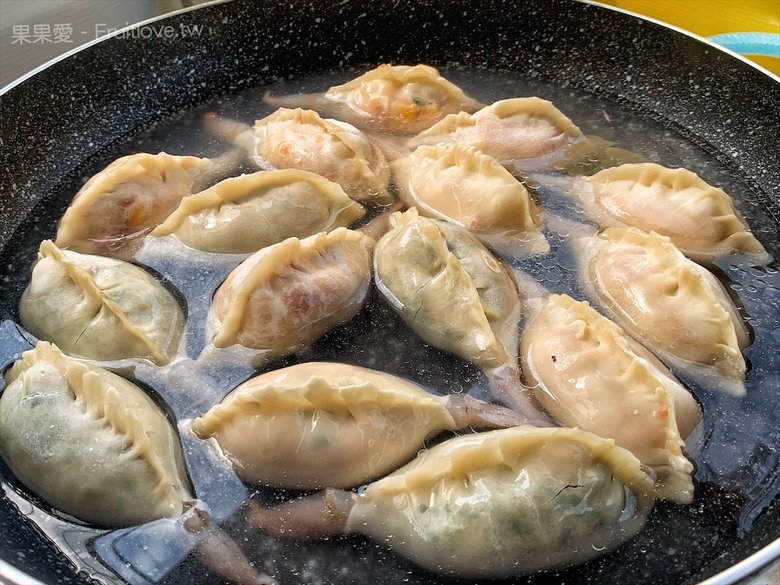 點我看大圖 小攤位大美味,整隻蝦子放進煎餃裡,每一顆都是透亮又飽滿,色香味具全