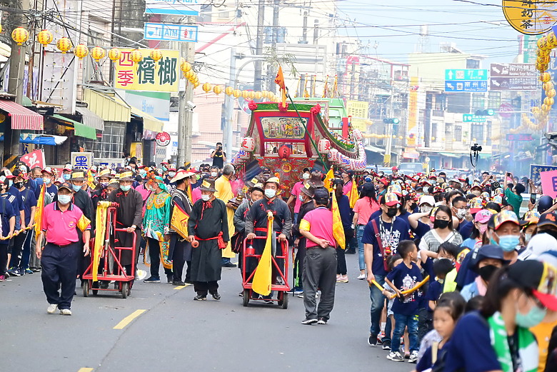 點我看大圖 Z8的4.1K120P影片,南州迎王、新埤鄉大葉及小葉欖仁綠色隧道、綜合休閒公園、水農場和精靈谷。