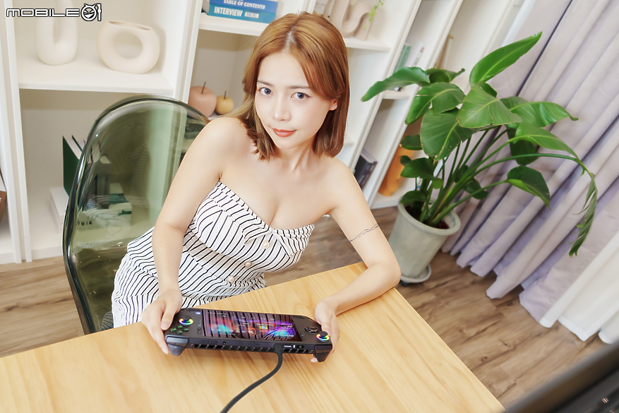 點我看大圖 MSI MPG 321URX QD-OLED 螢幕 實現最完整的 MSI CLAW 遊戲掌機體驗