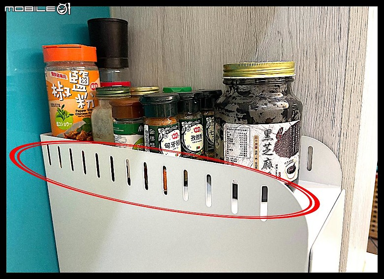 點我看大圖 開放式廚房調味品太多,用這個「窄款可抽拉多功能置物架」收納起來,順便看適不適合家裡裝潢!!