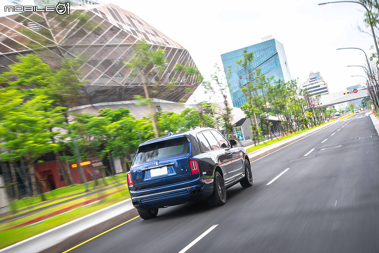 Rolls-Royce Black Badge Cullinan Blue Shadow試駕|極致工藝無與倫比,彰顯全台唯一的霸氣!