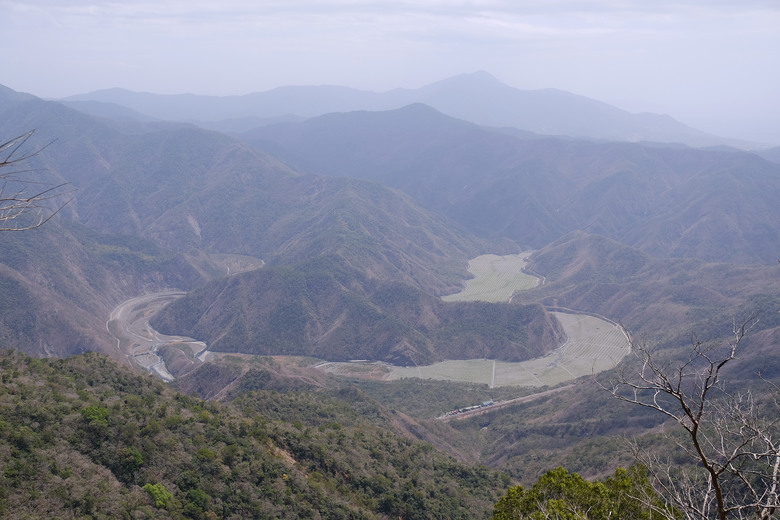 點我看大圖 【巴層巴墨山】遺世獨立卻讓人驚艷的西瓜河秘境 | 山頂無敵視野環繞