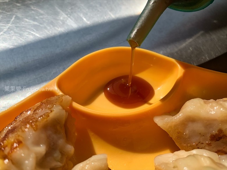 點我看大圖 小攤位大美味,整隻蝦子放進煎餃裡,每一顆都是透亮又飽滿,色香味具全