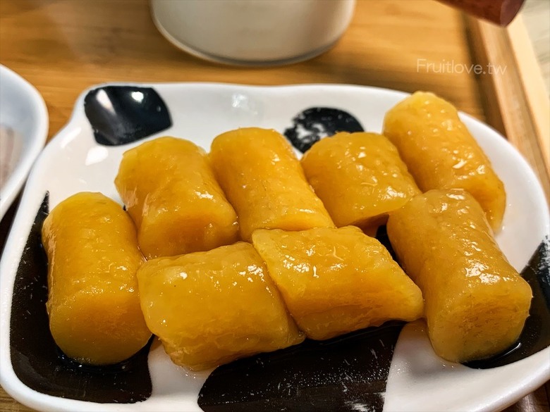 點我看大圖 以熊貓黑白相間為特色的雙色嫩豆花,盤子、小碗都是熊貓造型