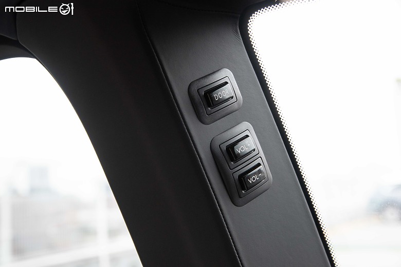 Rolls-Royce Black Badge Cullinan Blue Shadow試駕|極致工藝無與倫比,彰顯全台唯一的霸氣!