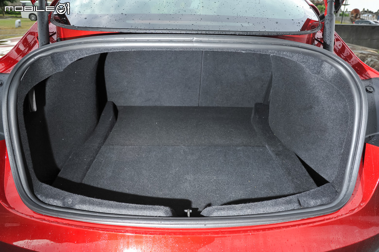 Tesla Model 3 煥新版試駕|雖然介面更簡化但仍是高性價比的一時之選!