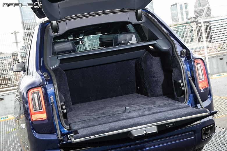 Rolls-Royce Black Badge Cullinan Blue Shadow試駕|極致工藝無與倫比,彰顯全台唯一的霸氣!