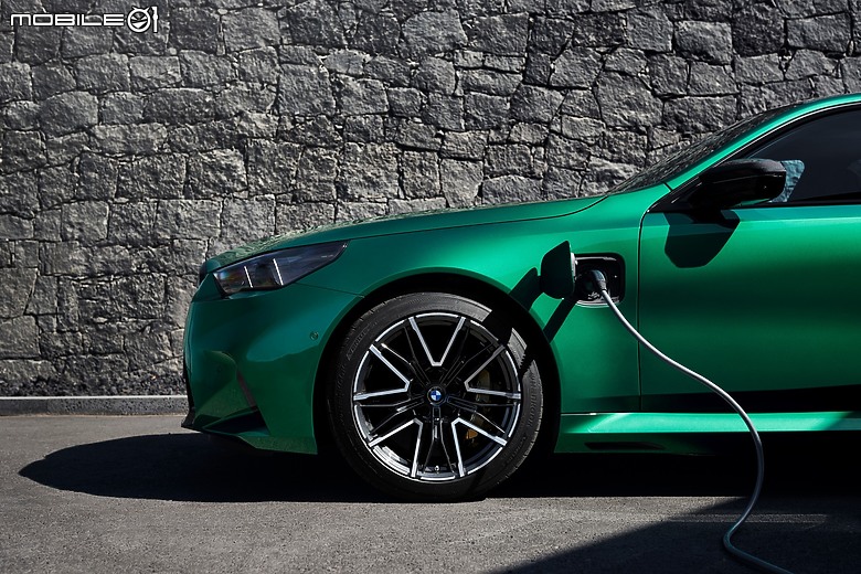 【海外新訊】BMW 全新 M5 亮相,車系首度配備 M Hybrid 系統可爆發 727 hp 馬力!