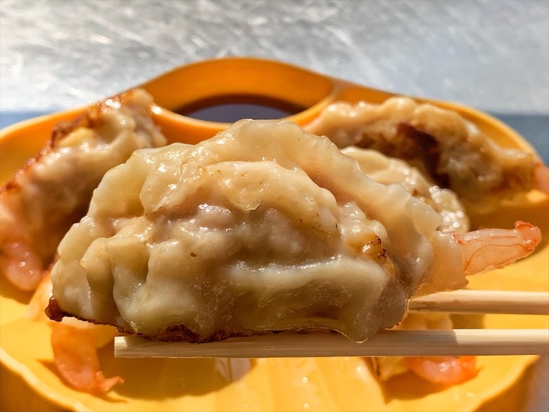 點我看大圖 小攤位大美味,整隻蝦子放進煎餃裡,每一顆都是透亮又飽滿,色香味具全