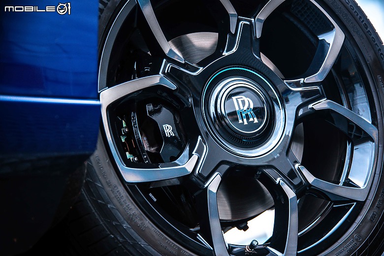 Rolls-Royce Black Badge Cullinan Blue Shadow試駕|極致工藝無與倫比,彰顯全台唯一的霸氣!