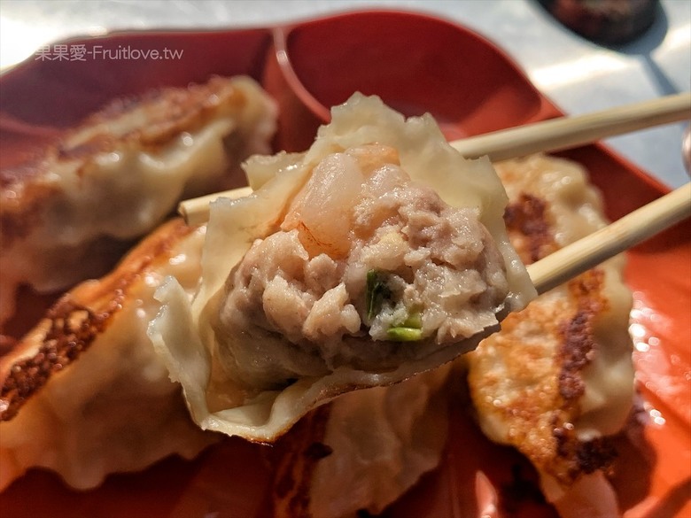 點我看大圖 小攤位大美味,整隻蝦子放進煎餃裡,每一顆都是透亮又飽滿,色香味具全