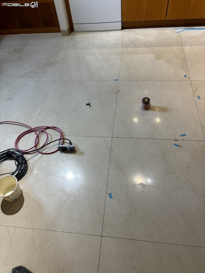 二十幾年未保養的廚房大理石地板嚴重脫縫丶破損；經美容修整、研磨丶拋光丶晶化後已渙然一新