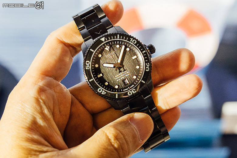 TISSOT 海星系列「40mm自動款腕錶」全黑 PVD 款登場，國民男神「坤達」現場演繹！