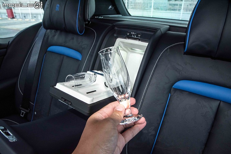 Rolls-Royce Black Badge Cullinan Blue Shadow試駕|極致工藝無與倫比,彰顯全台唯一的霸氣!