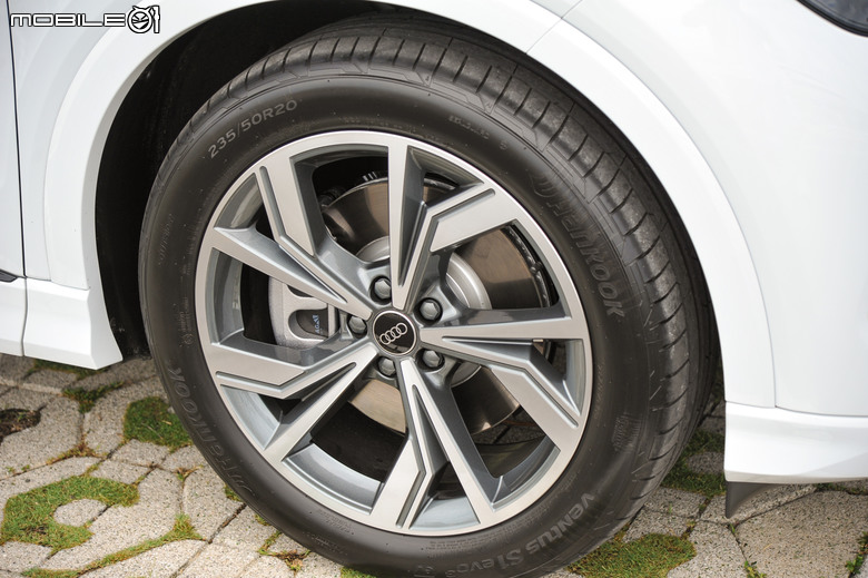 Audi Q4 Sportback e-tron 55 quattro S line 試駕｜又帥又能顧家、表現均衡的電動跑旅車！