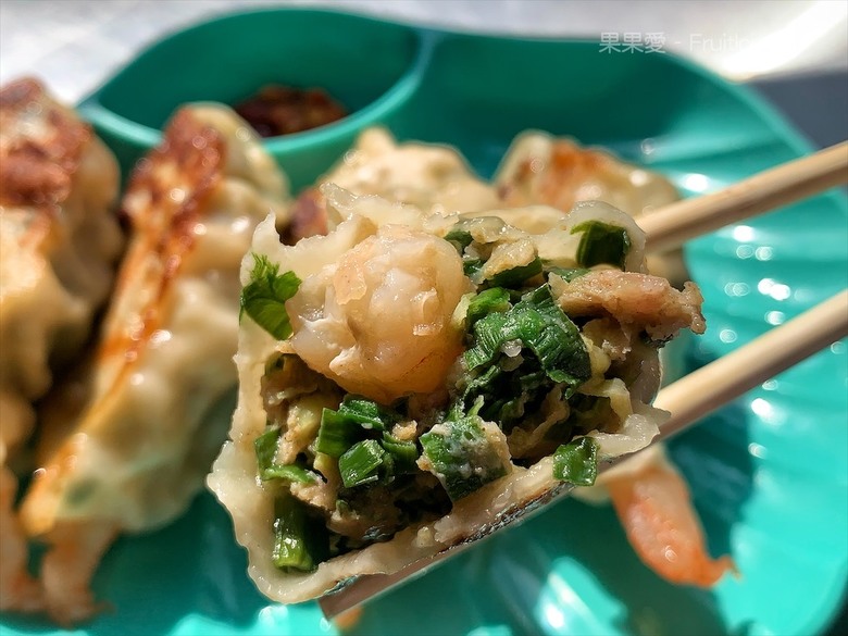 點我看大圖 小攤位大美味,整隻蝦子放進煎餃裡,每一顆都是透亮又飽滿,色香味具全
