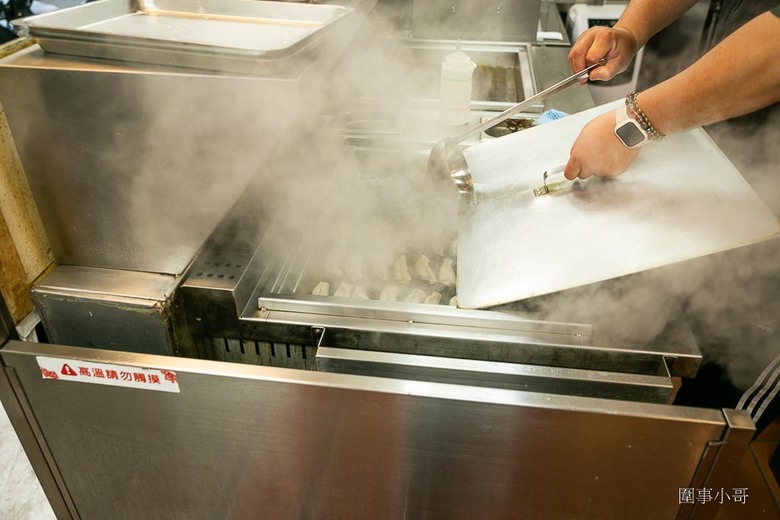 台北美食推薦-虎記餃子!日本老店技術指導,在台北就能享受到日本中華風的正統日式煎餃還有超棒的蔬菜醬油拉麵!