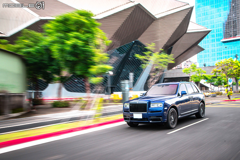 Rolls-Royce Black Badge Cullinan Blue Shadow試駕|極致工藝無與倫比,彰顯全台唯一的霸氣!