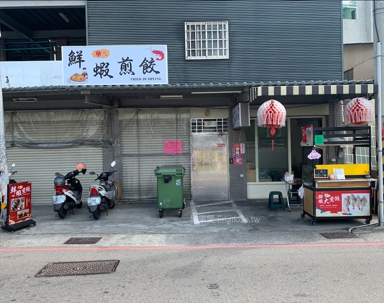 點我看大圖 小攤位大美味,整隻蝦子放進煎餃裡,每一顆都是透亮又飽滿,色香味具全