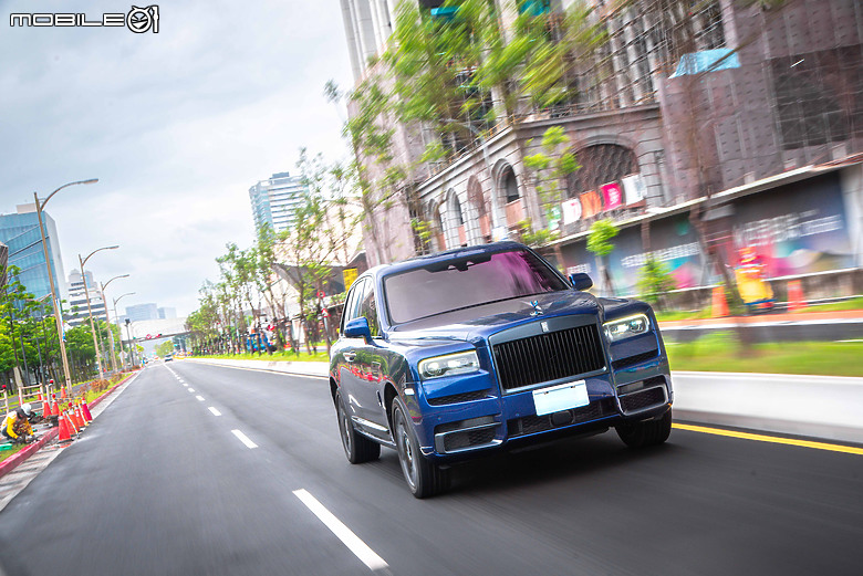 Rolls-Royce Black Badge Cullinan Blue Shadow試駕|極致工藝無與倫比,彰顯全台唯一的霸氣!