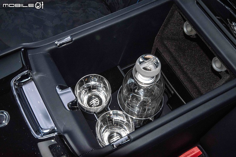 Rolls-Royce Black Badge Cullinan Blue Shadow試駕|極致工藝無與倫比,彰顯全台唯一的霸氣!