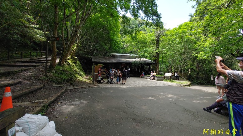 [踢不爛大地遊戲] 輕鬆健行、觀瀑心靜，享受芬多精與負離子 滿月圓國家森林遊樂區步道群