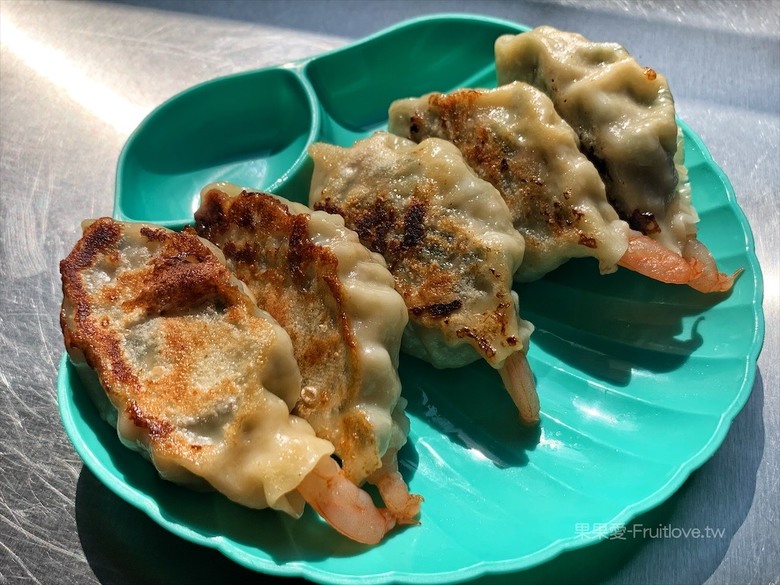 點我看大圖 小攤位大美味,整隻蝦子放進煎餃裡,每一顆都是透亮又飽滿,色香味具全