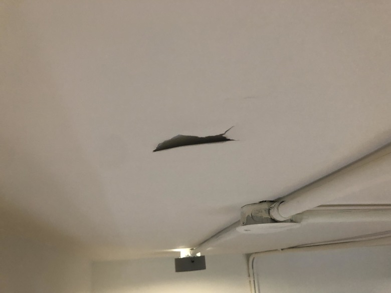 請教～裝潢後四個月天花板油漆剝落