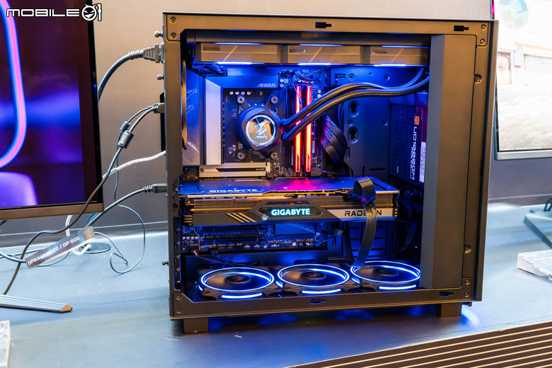 【Computex2024】技嘉展示 AORUS FO32U2P 電競螢幕 具備 DP 2.1 UHBR20 80Gbps 傳輸頻寬 一條線就能串接多台 4K 解析度螢幕