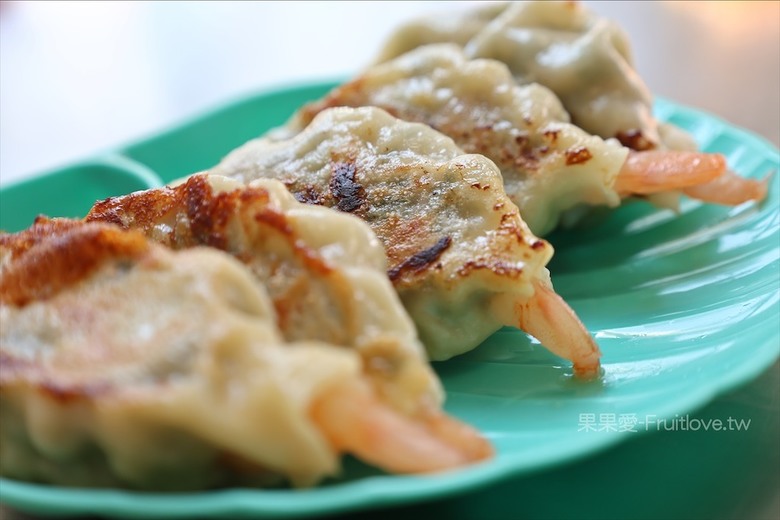 點我看大圖 小攤位大美味,整隻蝦子放進煎餃裡,每一顆都是透亮又飽滿,色香味具全