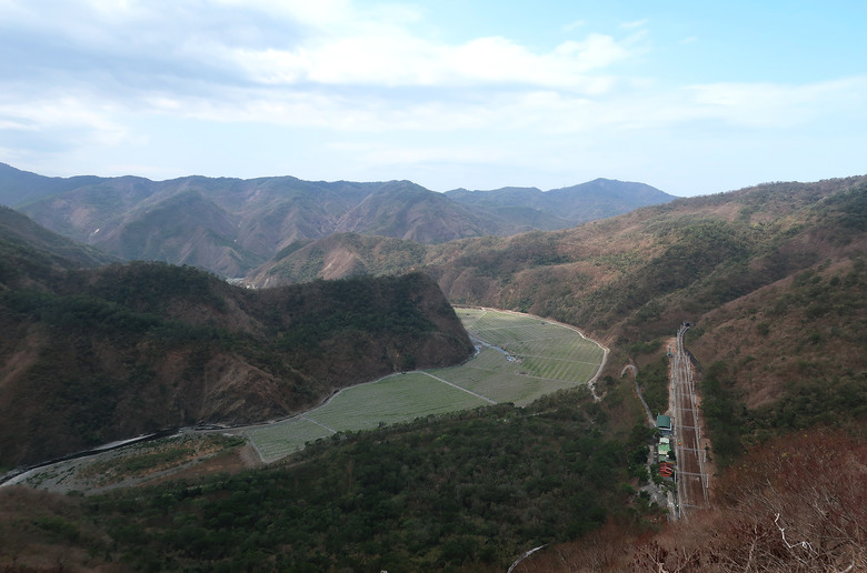 點我看大圖 【巴層巴墨山】遺世獨立卻讓人驚艷的西瓜河秘境 | 山頂無敵視野環繞