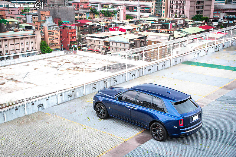 Rolls-Royce Black Badge Cullinan Blue Shadow試駕|極致工藝無與倫比,彰顯全台唯一的霸氣!