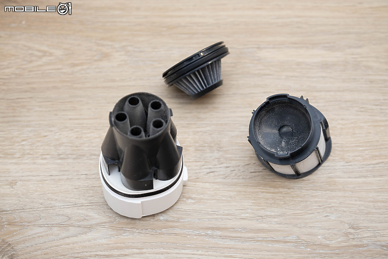 Panasonic MC-KC1W 自動集塵One Box吸塵器體驗|輕巧靈活,集塵、充電一次完成!