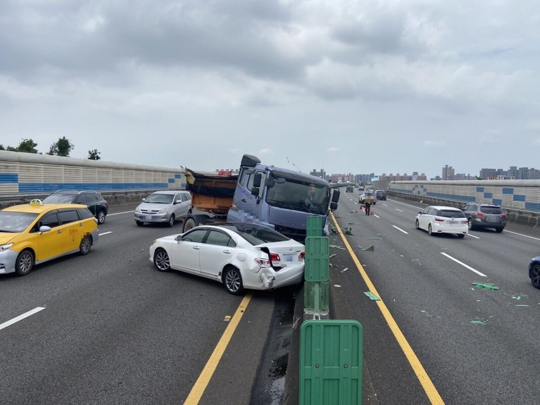 高速公路，砂石車前輪爆胎失控，撞2小車