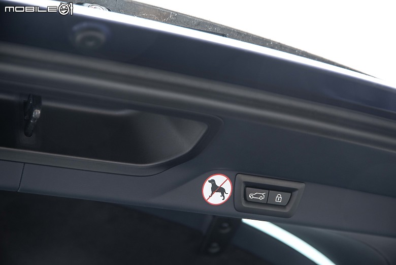 Rolls-Royce Black Badge Cullinan Blue Shadow試駕|極致工藝無與倫比,彰顯全台唯一的霸氣!
