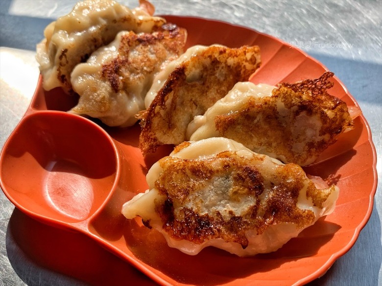 點我看大圖 小攤位大美味,整隻蝦子放進煎餃裡,每一顆都是透亮又飽滿,色香味具全