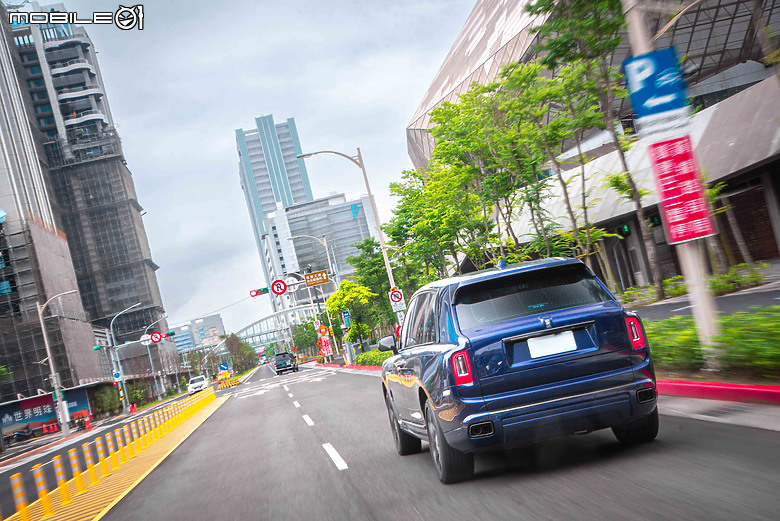 Rolls-Royce Black Badge Cullinan Blue Shadow試駕|極致工藝無與倫比,彰顯全台唯一的霸氣!