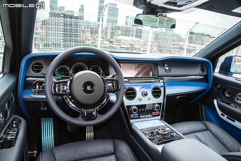 Rolls-Royce Black Badge Cullinan Blue Shadow試駕|極致工藝無與倫比,彰顯全台唯一的霸氣!