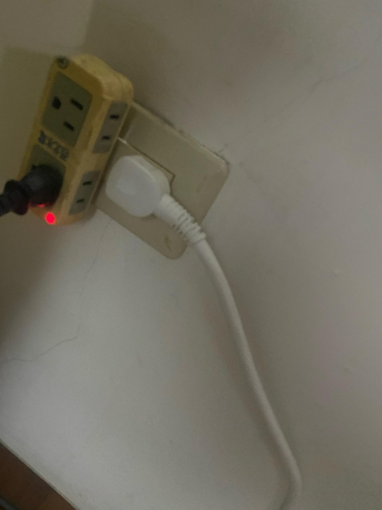 關於電腦插頭及延長線，接地線之間的關係詢問，底噪以及畫面凍結會跟這個有關連嗎?