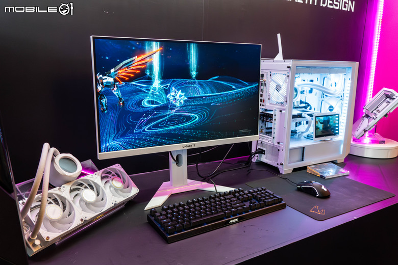 【Computex2024】技嘉展示 AORUS FO32U2P 電競螢幕 具備 DP 2.1 UHBR20 80Gbps 傳輸頻寬 一條線就能串接多台 4K 解析度螢幕