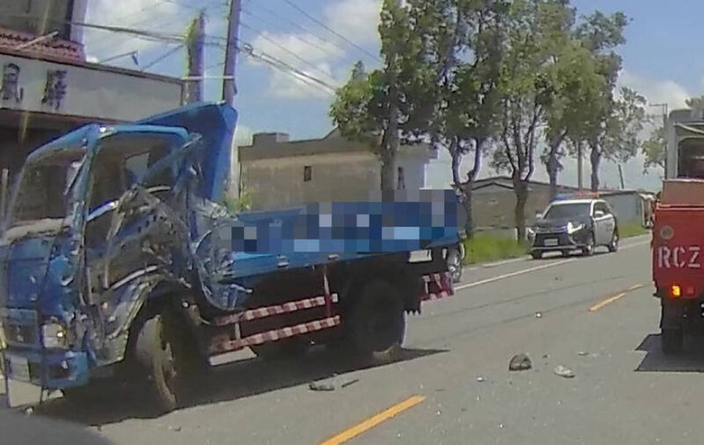 小貨車逆向撞遊覽車，副駕前擋破窗飛出