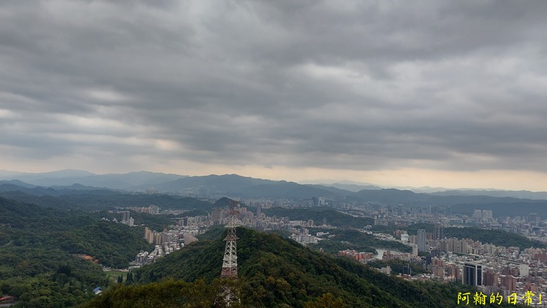 [踢不爛大地遊戲] 走岩壁上山，360度開闊視野，層層山巒、市區景色，盡收眼底 內湖金面山親山步道