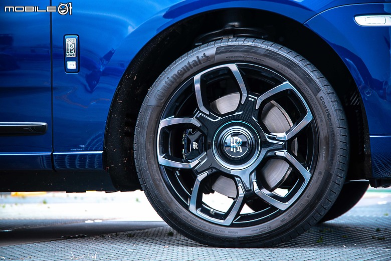 Rolls-Royce Black Badge Cullinan Blue Shadow試駕|極致工藝無與倫比,彰顯全台唯一的霸氣!