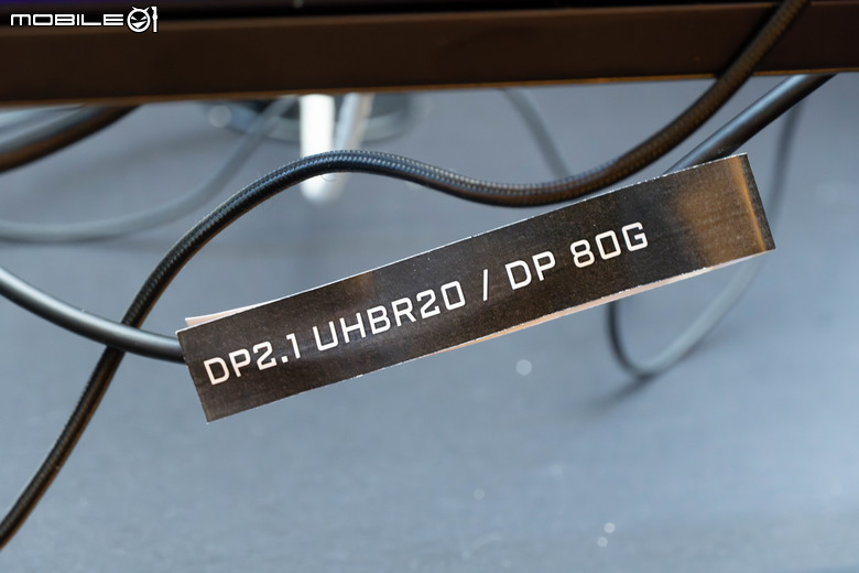 【Computex2024】技嘉展示 AORUS FO32U2P 電競螢幕 具備 DP 2.1 UHBR20 80Gbps 傳輸頻寬 一條線就能串接多台 4K 解析度螢幕