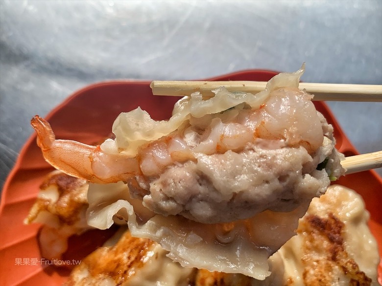 點我看大圖 小攤位大美味,整隻蝦子放進煎餃裡,每一顆都是透亮又飽滿,色香味具全