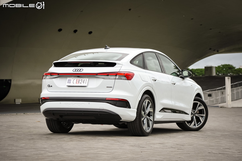 Audi Q4 Sportback e-tron 55 quattro S line 試駕｜又帥又能顧家、表現均衡的電動跑旅車！