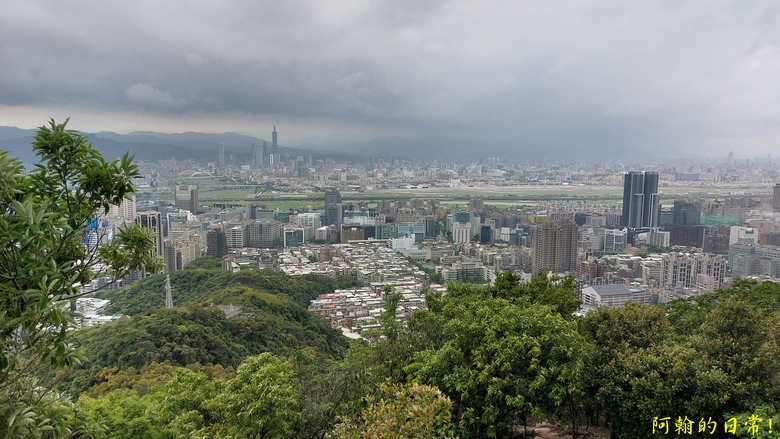[踢不爛大地遊戲] 走岩壁上山，360度開闊視野，層層山巒、市區景色，盡收眼底 內湖金面山親山步道